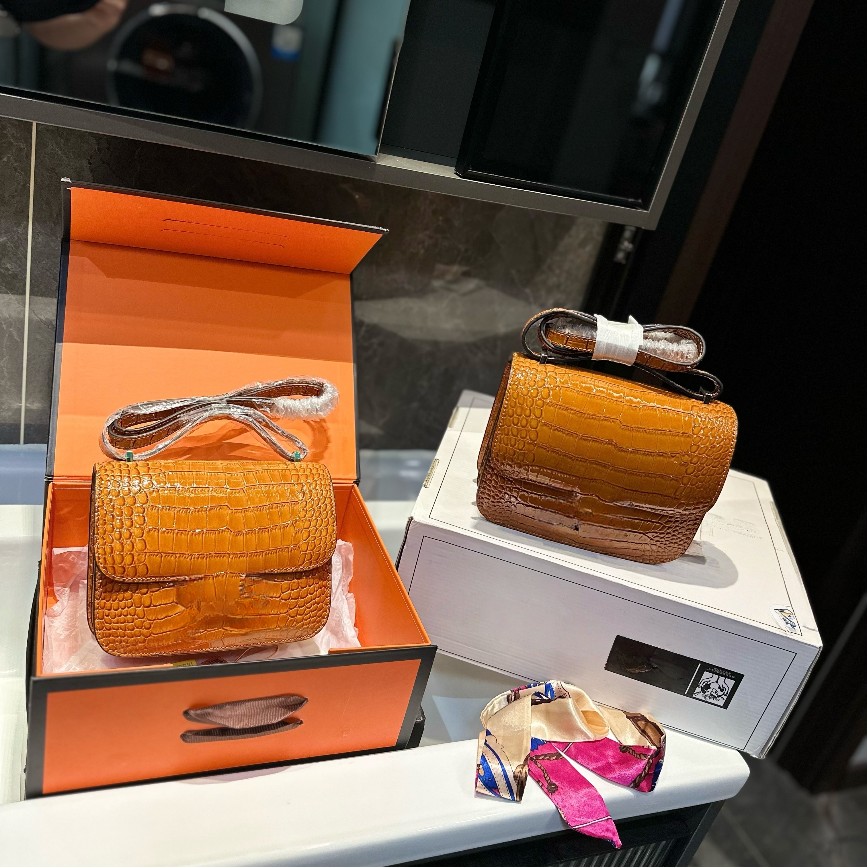 Designer Womens Shoulder Mini Leather Crossbodys Handbag with Metal Clasp Luxury Messenger Tote Crocodile Pattern Women Small Square Constance Bag 105