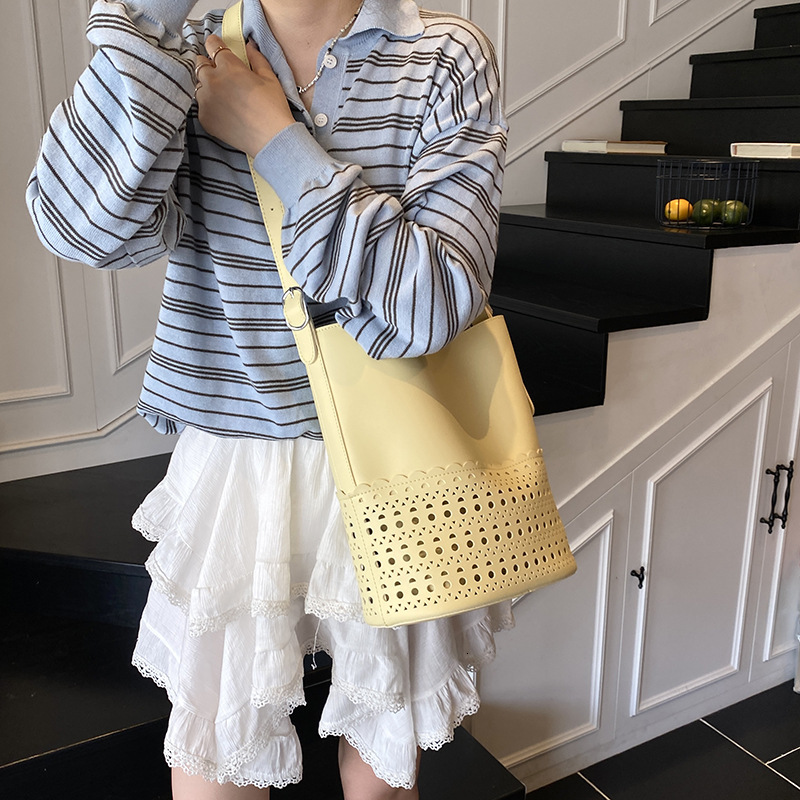 designer 2025 New High-End Hollow Large Capacity Tote Bag for Women, Bucket Bag, Commuter Shoulder Bag, Handheld Crossbod