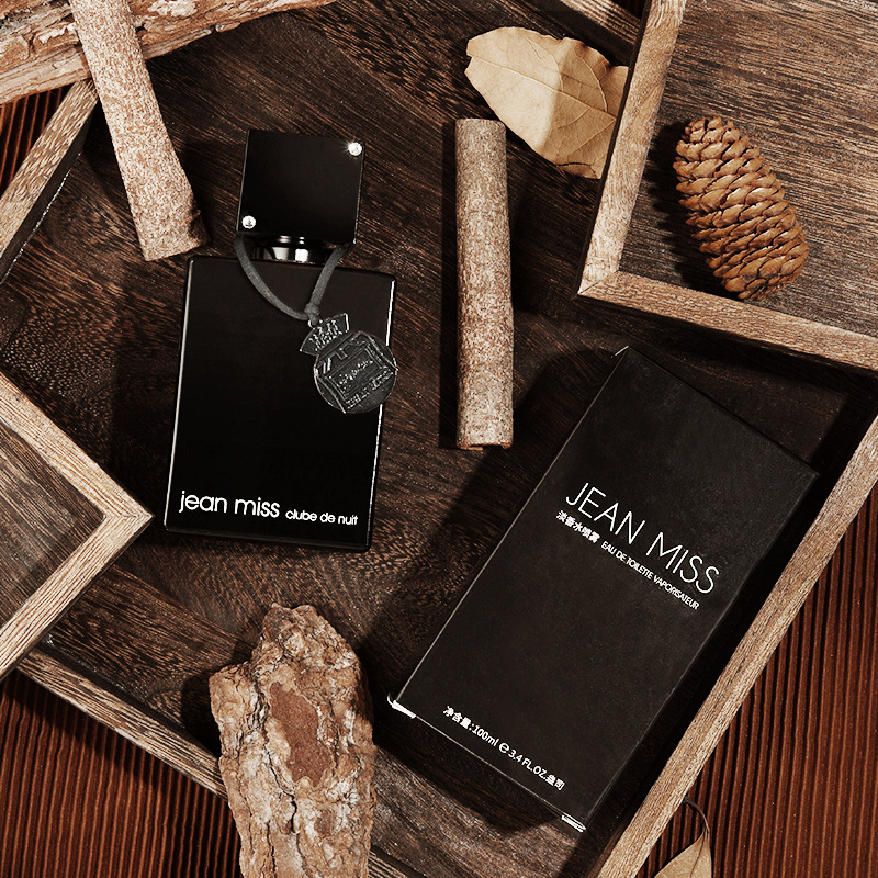 Chic Unisex Fragrance Spray: Luxurious Colored Bottle with Necklace Accessory
