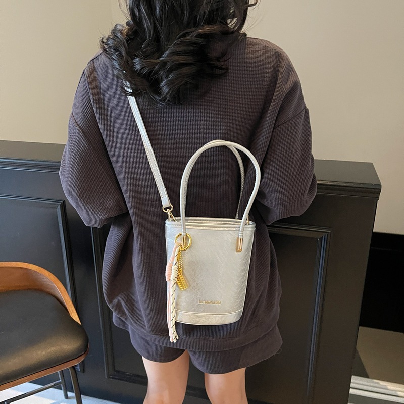 designer Niche Minimalist High-End Underarm Bag for Women 2025 Spring Summer New Korean Style Crossbody Bag Fashionable Handheld Bucket Bag