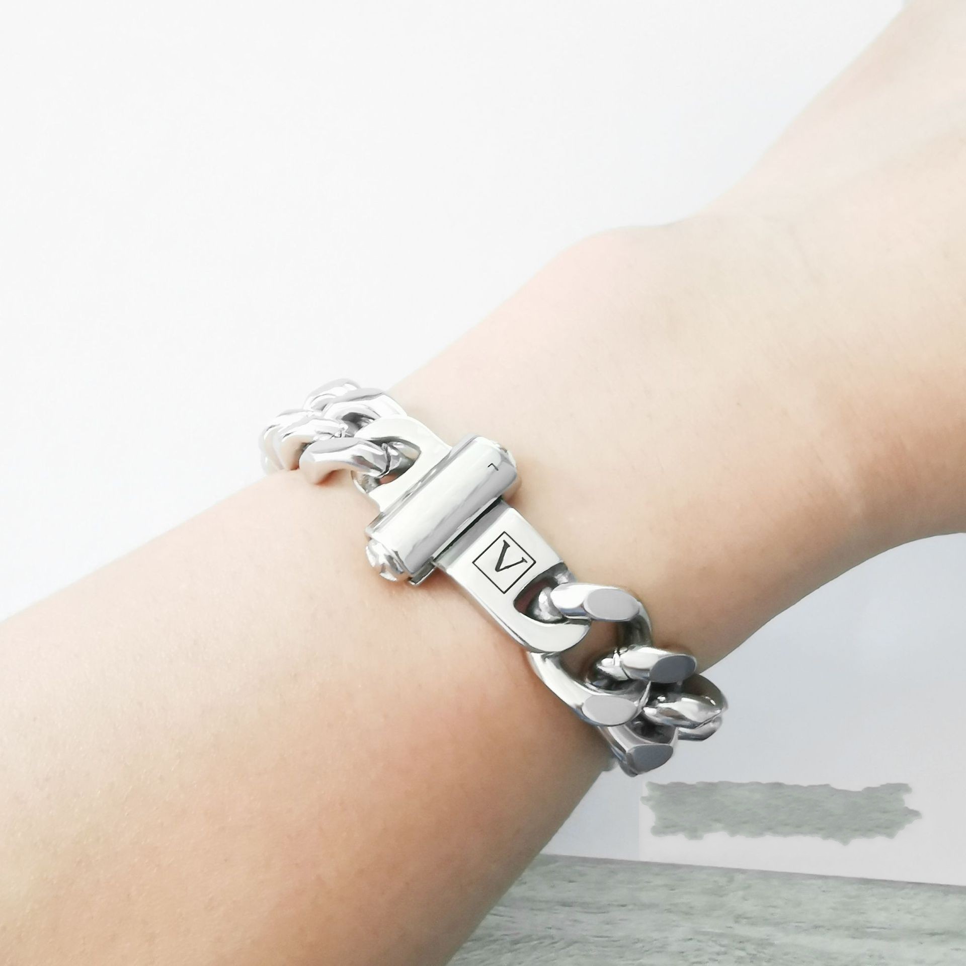 750 Titanium steel Luxury designer Boys men V heavy wide bracelets 18K Gold silver rose green red Bangles logo engraved bracelet women Jewelry Christmas gift 19cm