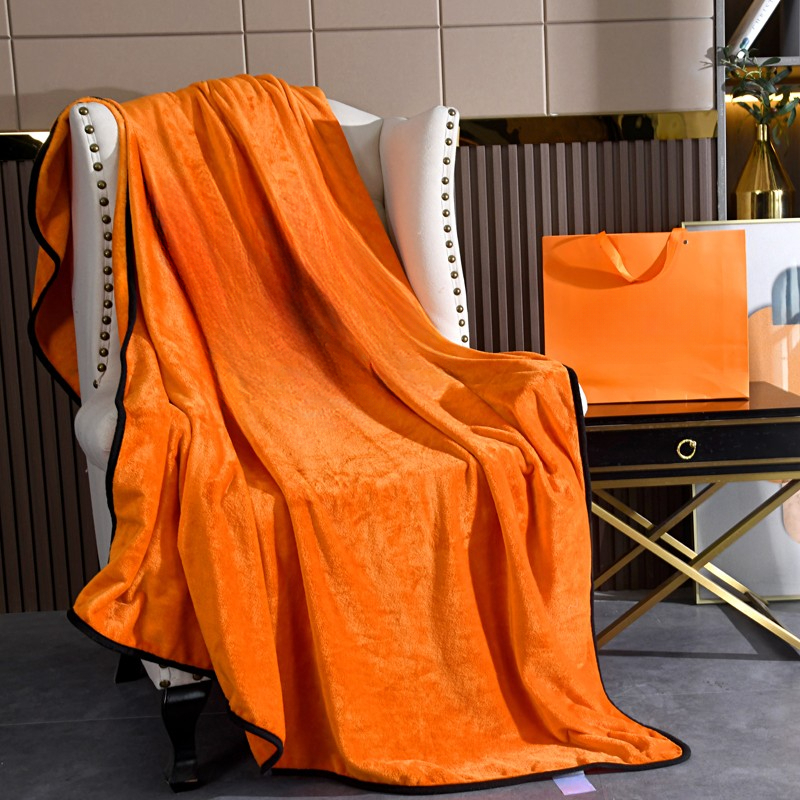 Designer Blankets Home Textiles Velvet Anti-Pilling Wearable Bed Sheet Sofa Throw Luxury Outdoor Driving Warm Blanket Coral Fleece Fabric Portable Designers