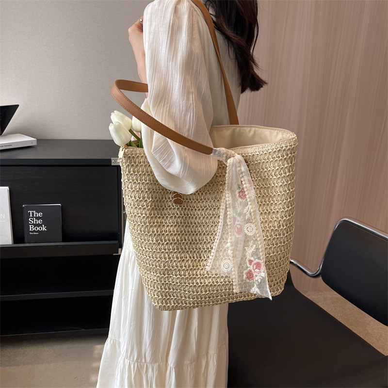 designer Niche Woven Bucket Bag 2025 New Model for Class and Commute, Large Capacity Vacation Shoulder Straw Bag for Women