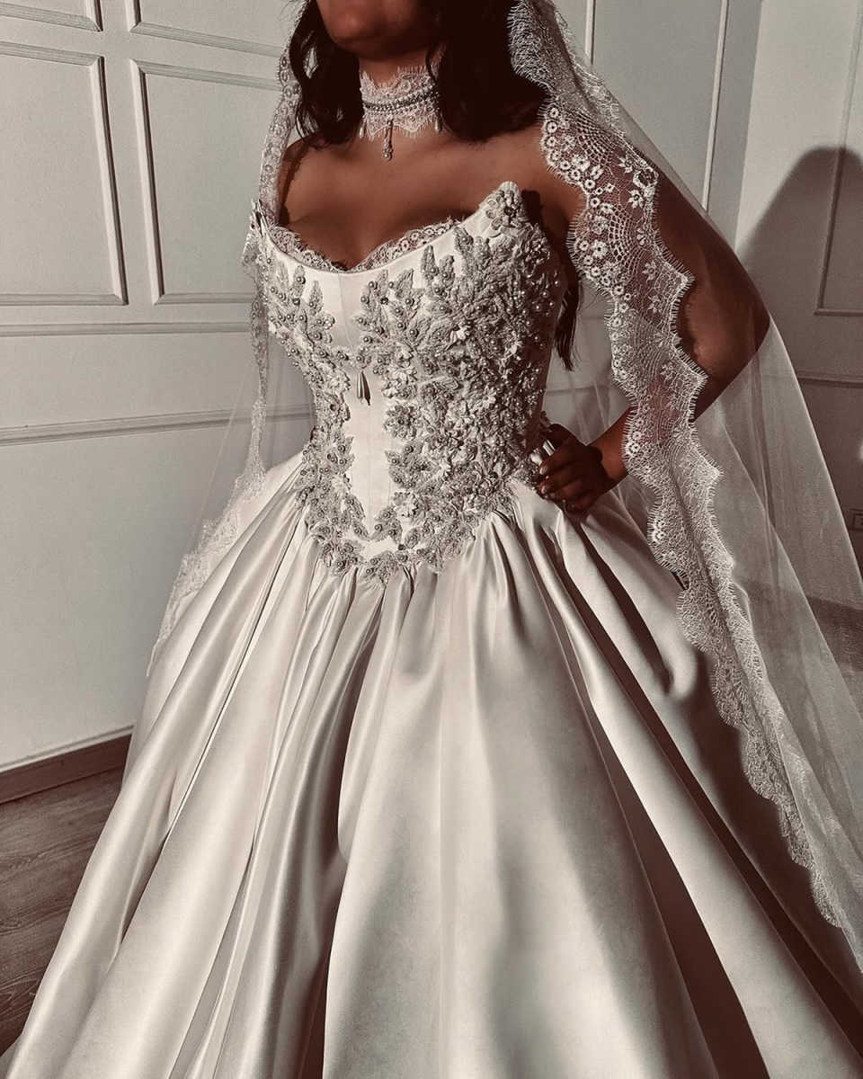 Classic Pearls A Line Wedding Dress With Veil Strapless Sleeveless Appliques Bride Gowns Floor Length Bridal Dresses Customized