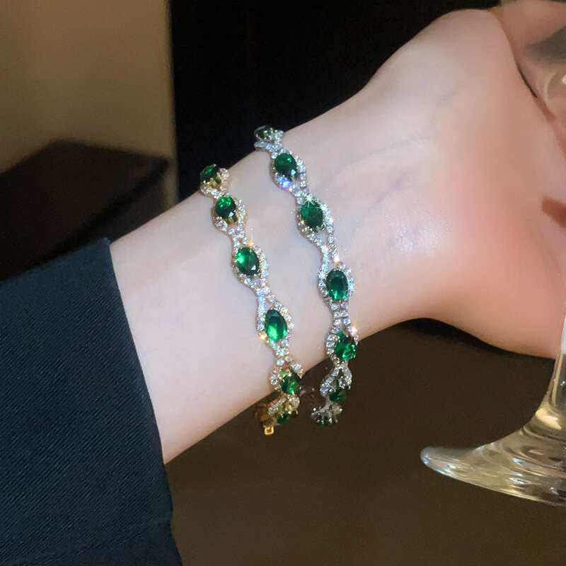 DHCollections Crystal Oval Buckle Bracelet with Inlaid Dias, Simple Palace Style, Niche High-end Sense, Elegant Jewelry with Customized AI Creation Ve