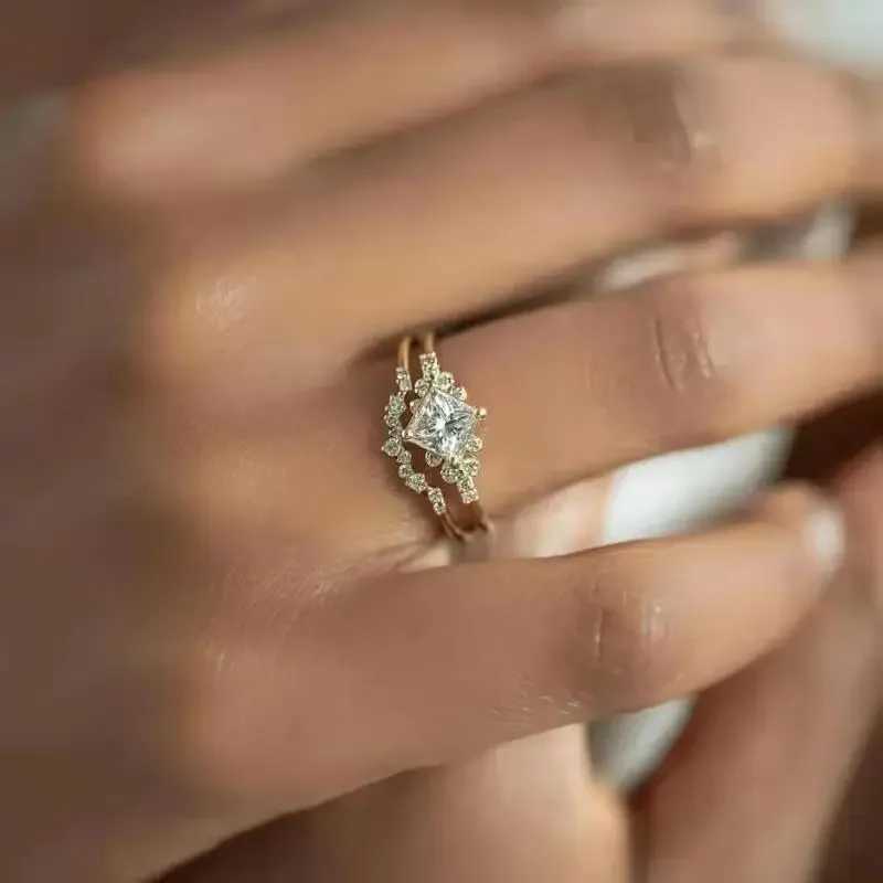 2pcs/set Fashion Metal Gold Plated Artisan Carved Ring Set Boutique White Zircon Ladies Classic Engagement Wedding Ring W250609 W250609