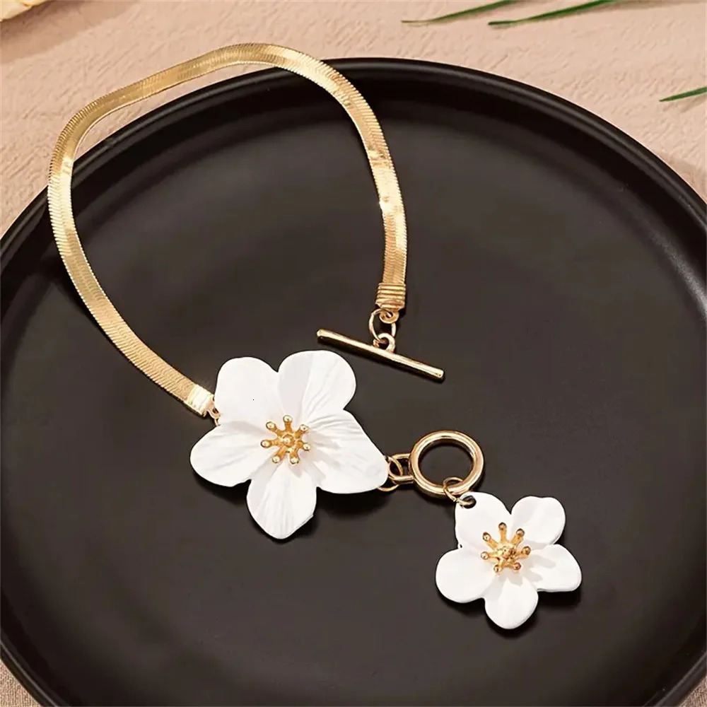 Exquisite Minimalist White Color Elegant Flower Anklet For Women Chain Trend Custom Jewelry 250606