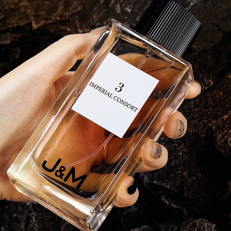 Chic Aromatherapy Experience with Enduring Unisex Floral Notes from Noble Woman Collection