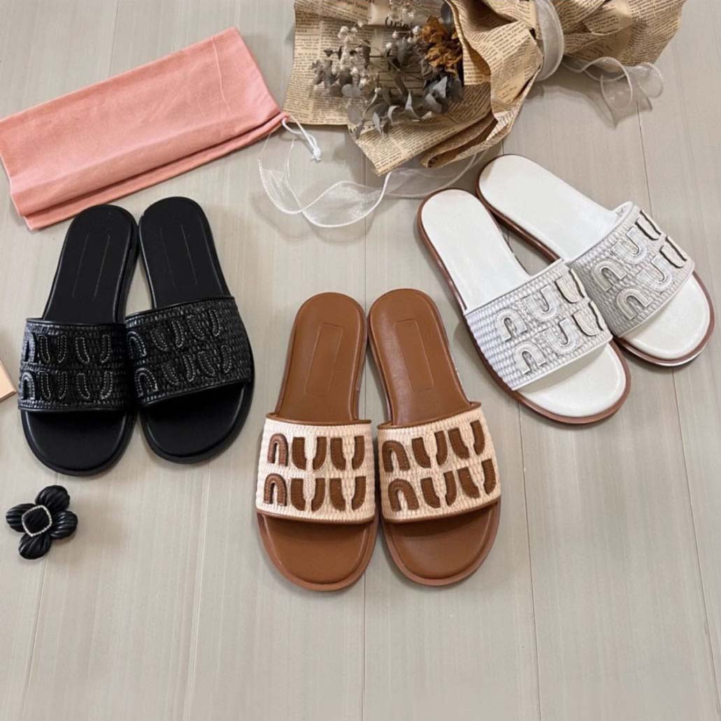 The 2025 new designer women's slippers, summer woven printed flat slippers, simple and casual men's sandals, and comfortable beach shoes