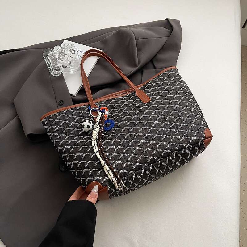 Large Capacity Tote Style Casual Commuter Underarm Korean Trendy Fashion Bag for Women New Model