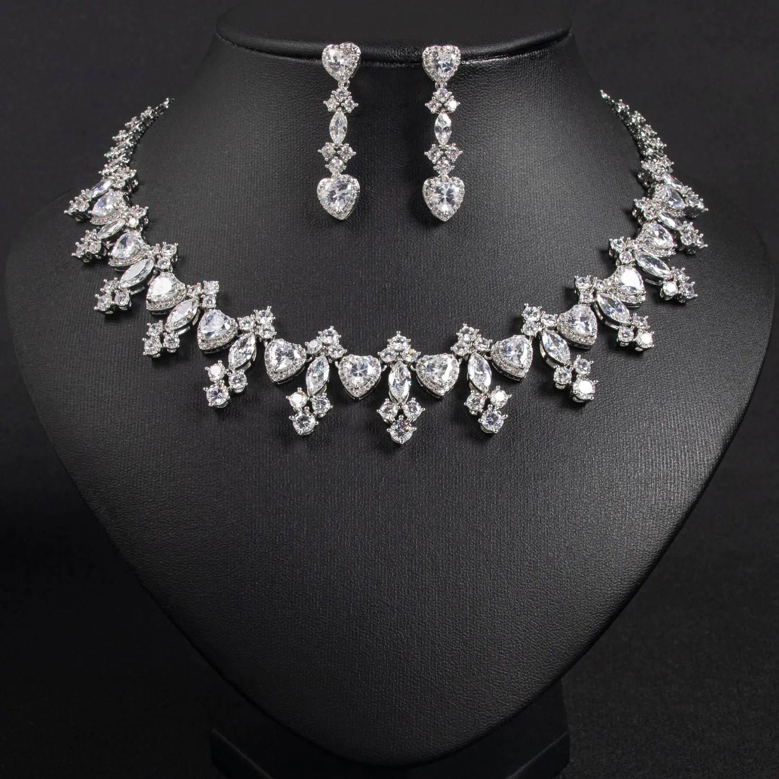 Womens Light Elegant Zircon Water Drop Necklace Earring Set Fashionable And Versatile Unique Sense Set 250618