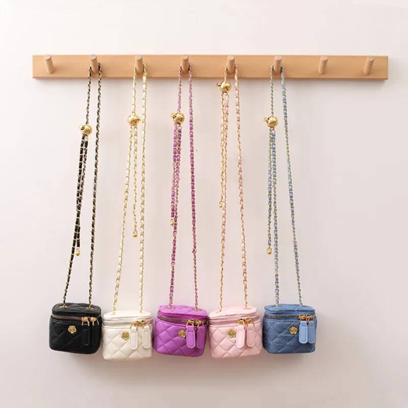 Lingge Embroidered Thread Women's New Popular Chain Crossbody Fashionable and Super Hot Small Square Bag
