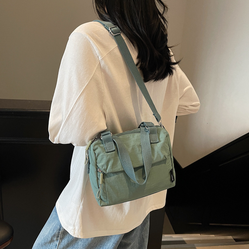 designer Fashion Versatile Handbag 2025 New Casual Travel Shoulder Crossbody Bag Lightweight Nylon Cloth Handbag for Wo