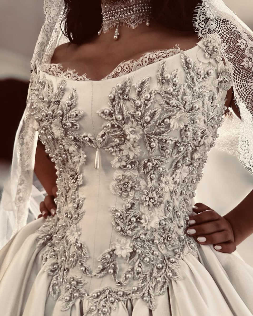 Classic Pearls A Line Wedding Dress With Veil Strapless Sleeveless Appliques Bride Gowns Floor Length Bridal Dresses Customized