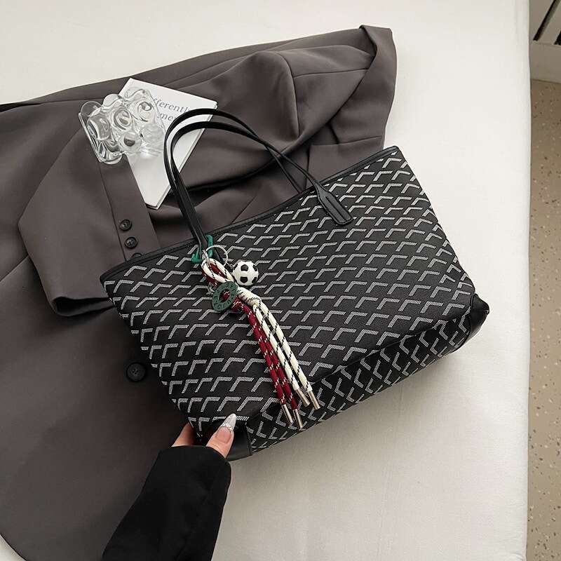 Large Capacity Tote Style Casual Commuter Underarm Korean Trendy Fashion Bag for Women New Model
