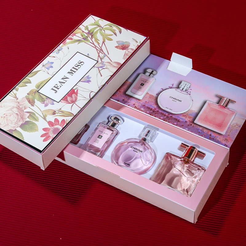 Chic Ladies Gifting Package Featuring Versatile Aromas & Coordinating Beauty Essentials