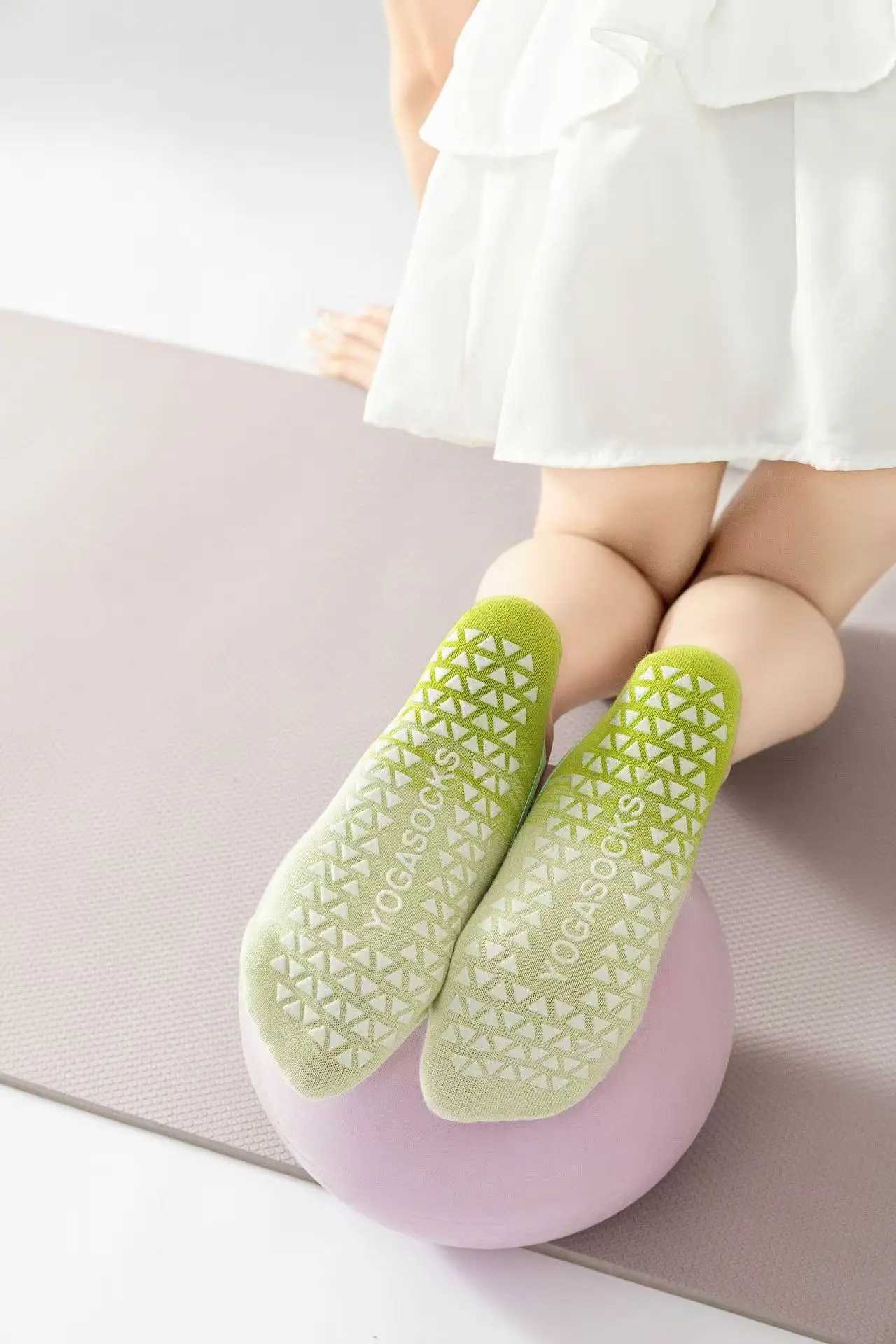 Professional Yoga Socks Women Gradient Silicone Non-slip Pilates Grip No-show Sock Breathable Bandage Sports Socks XJ250609