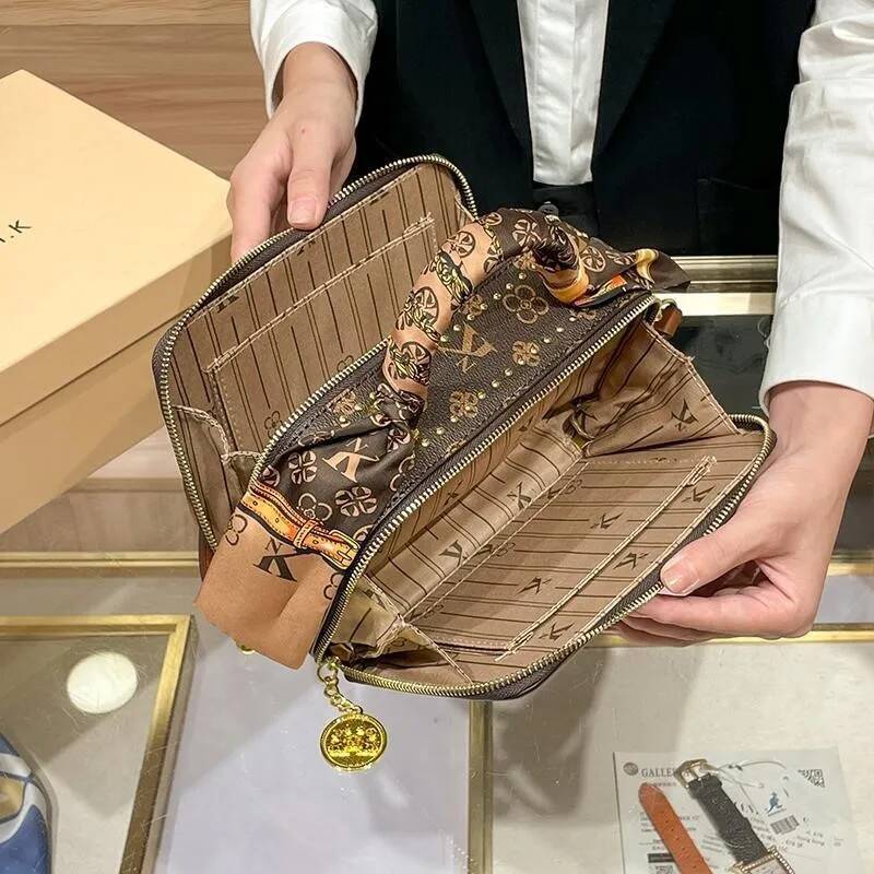 Brand Women's 2025 New Light Western Style High Quality Handbag Designer Casual Versatile Crossbody Bag