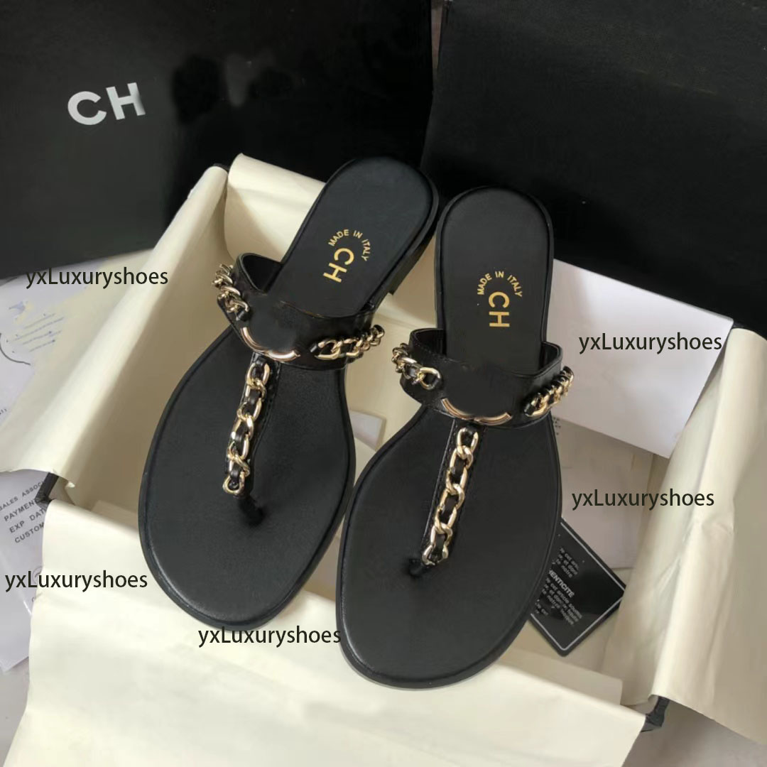 2024 Designer Paris Women's Summer beach sandals High quality luxury fashion casual flat slippers Classic 2c letter metal leather women flip-flops