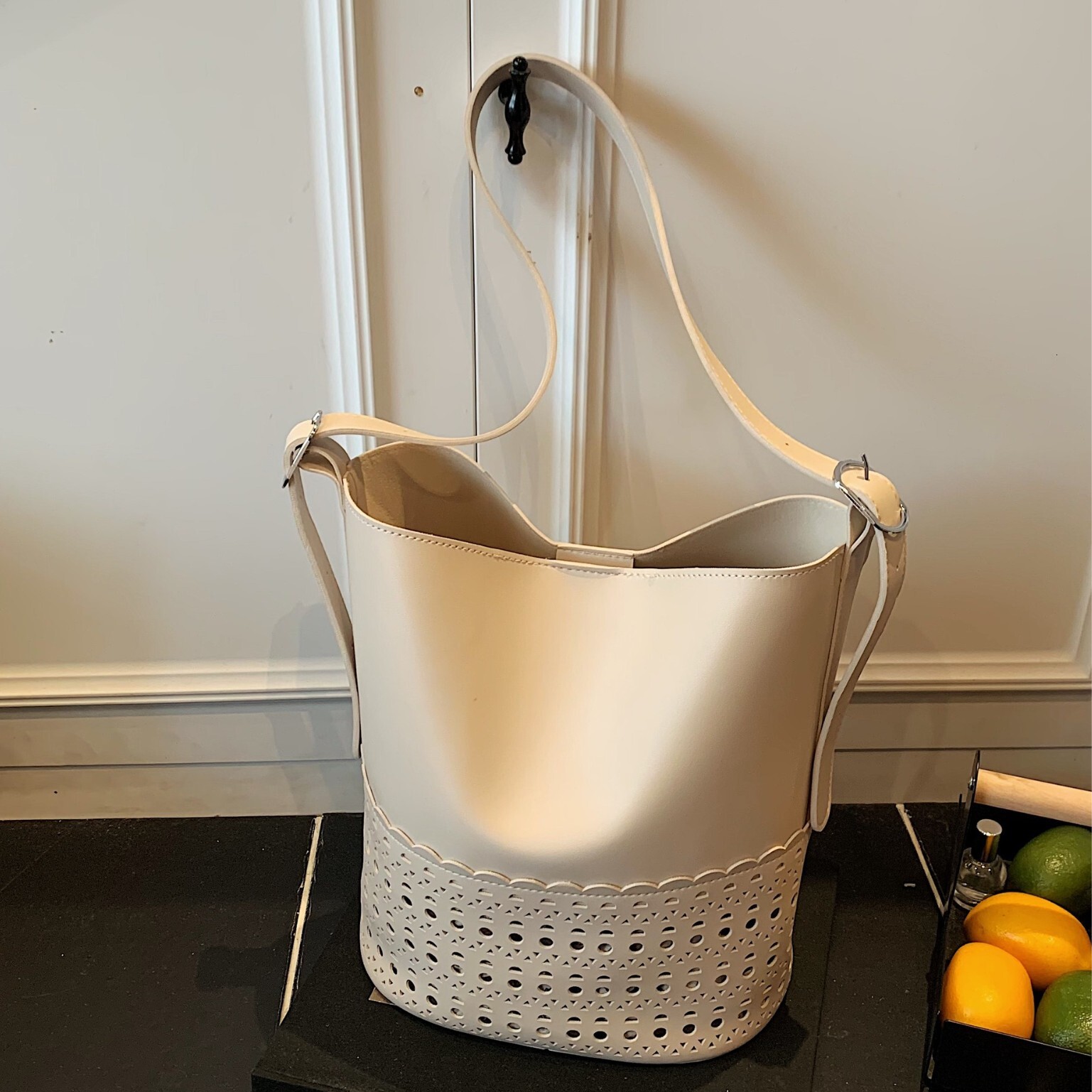 designer 2025 New High-End Hollow Large Capacity Tote Bag for Women, Bucket Bag, Commuter Shoulder Bag, Handheld Crossbod