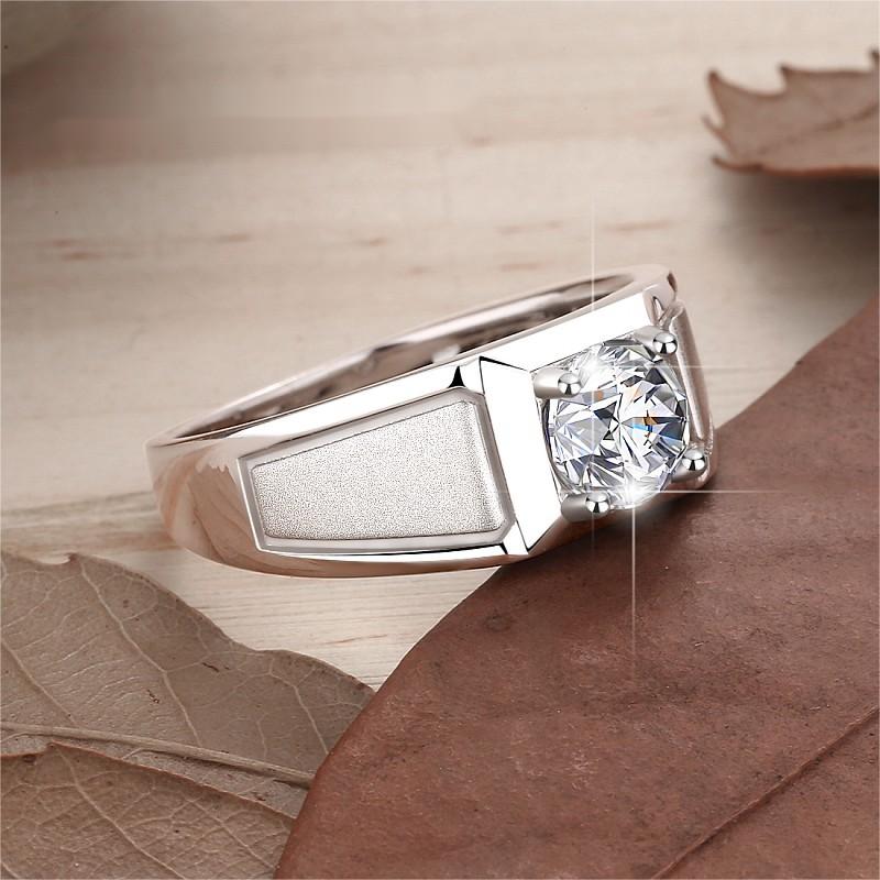 Timeless Design Statement Piece A Versatile Crown Jewellery Accessory Crafted from Durable Stainless Steel Alloys