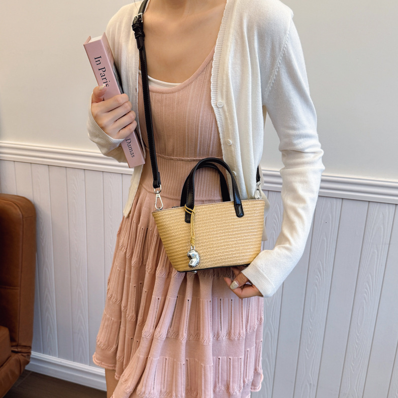 designer High-end Niche Bag for Women Summer 2025 New Fashion Versatile Crossbody Bag Internet Celebrity Versatile Handbag Bucke