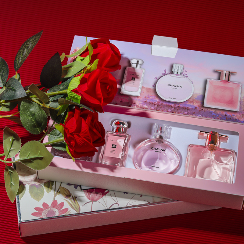 Chic Ladies Gifting Package Featuring Versatile Aromas & Coordinating Beauty Essentials