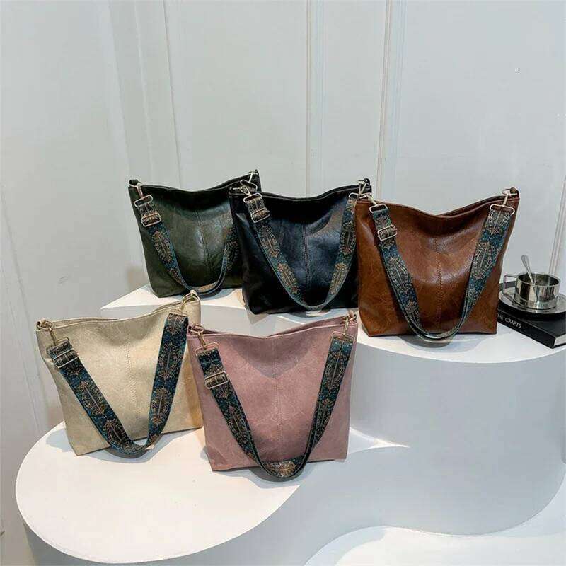 Women's NEW hot retro large capacity Pu shoulder fashionable crossbody bag, simple casual commuting bucket bag