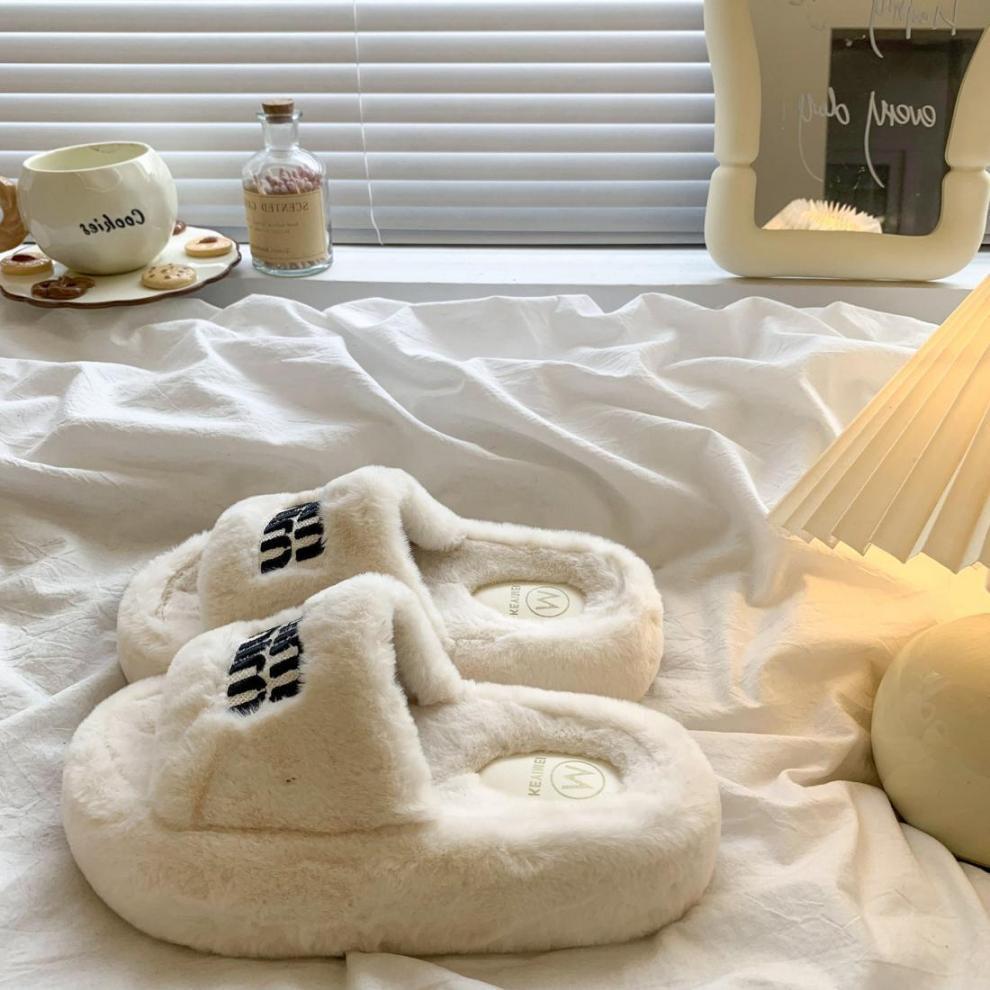 New Women Plush Lettered Chunky Slippers 2025 Fall Winter Indoor Outdoor Stylish Versatile Comfortable Cotton Slippers