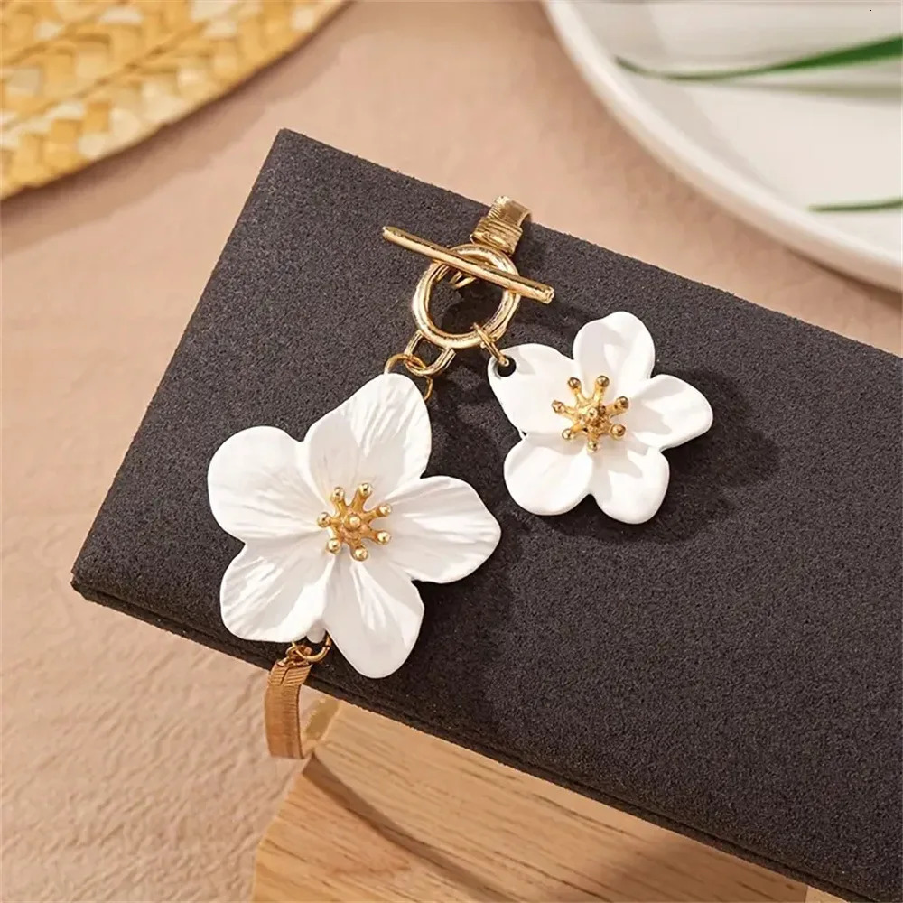 Exquisite Minimalist White Color Elegant Flower Anklet For Women Chain Trend Custom Jewelry 250606