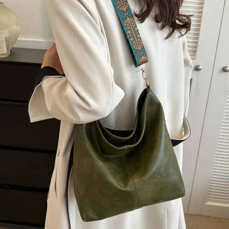 Women's NEW hot retro large capacity Pu shoulder fashionable crossbody bag, simple casual commuting bucket bag