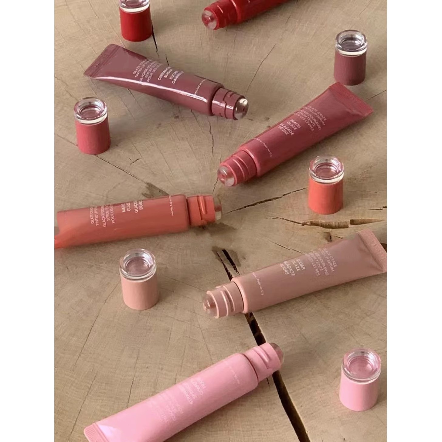 Colored lip gloss, liquid hydrating and moisturizing, light and shiny lip balm, water gloss lip glaze moisturizing lip milk.