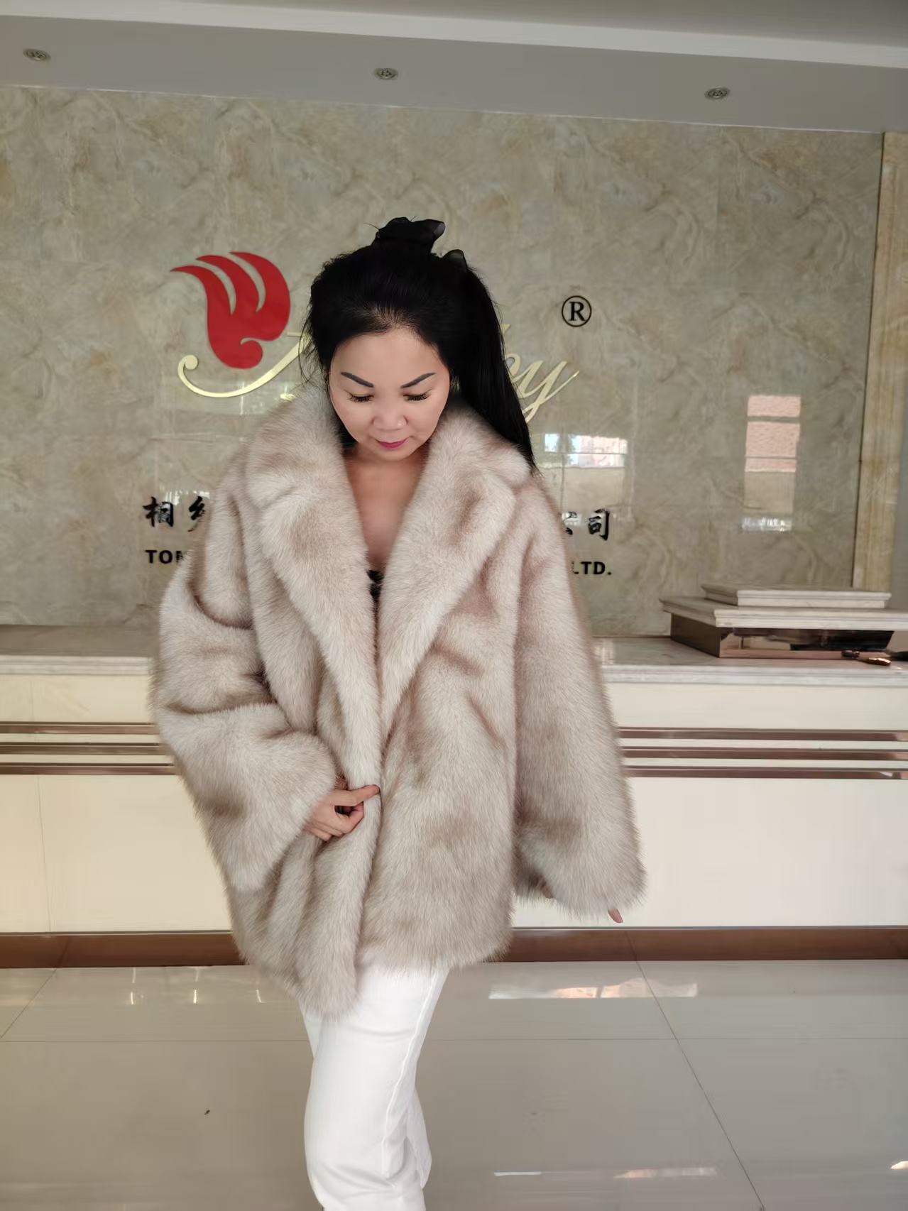 Chic High-End Tweed Overcoat Featuring a Sophisticated Faux-Pelt Finish Customize Your Style With Our Diverse Color Palette