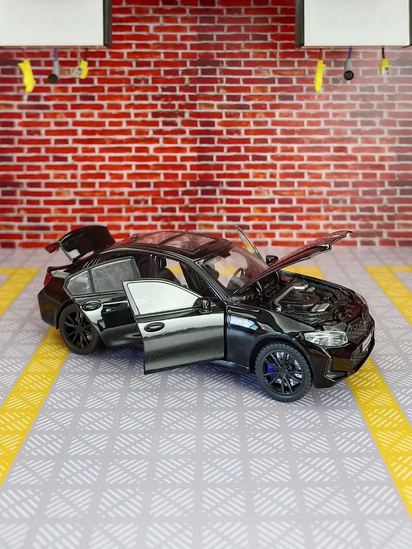 1 32 BMW 320i THE Alloy Car Model Diecast Metal Toy Vehicles Model Simation Sound and Light Collection Boy Kid Toy Gift C251106