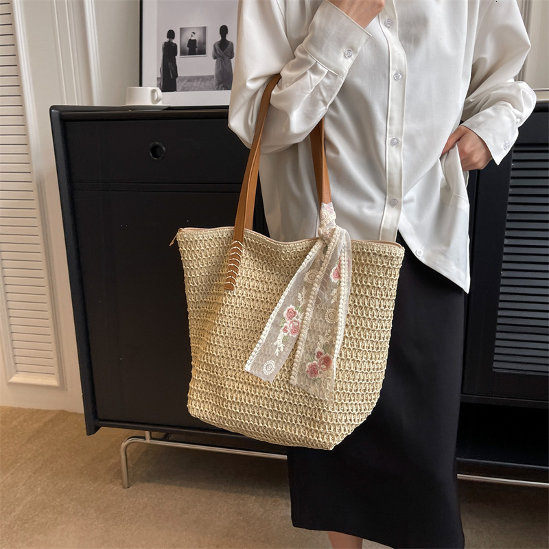 designer Niche Woven Bucket Bag 2025 New Model for Class and Commute, Large Capacity Vacation Shoulder Straw Bag for Women
