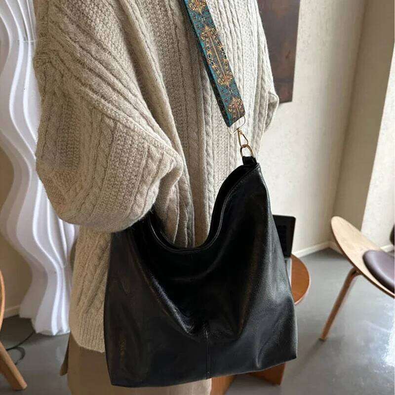 Women's NEW hot retro large capacity Pu shoulder fashionable crossbody bag, simple casual commuting bucket bag