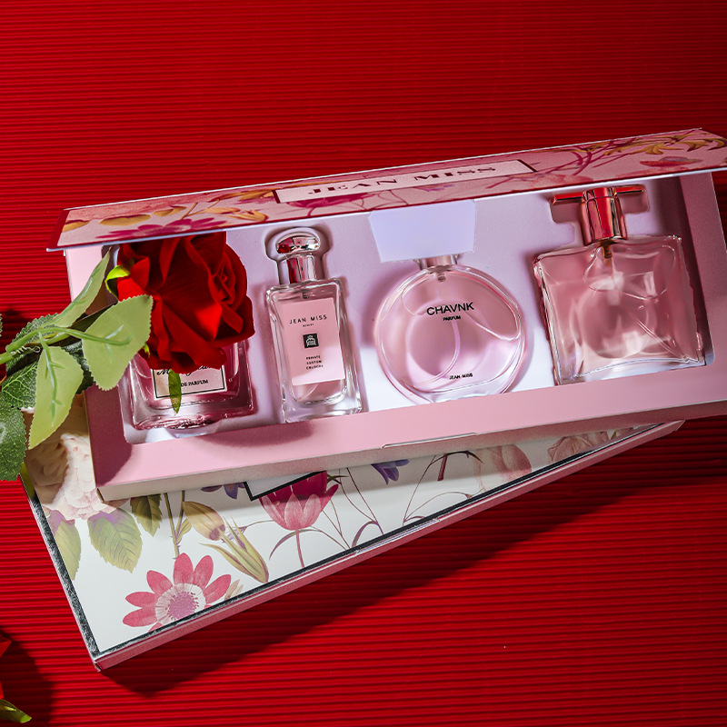 Chic Ladies Gifting Package Featuring Versatile Aromas & Coordinating Beauty Essentials