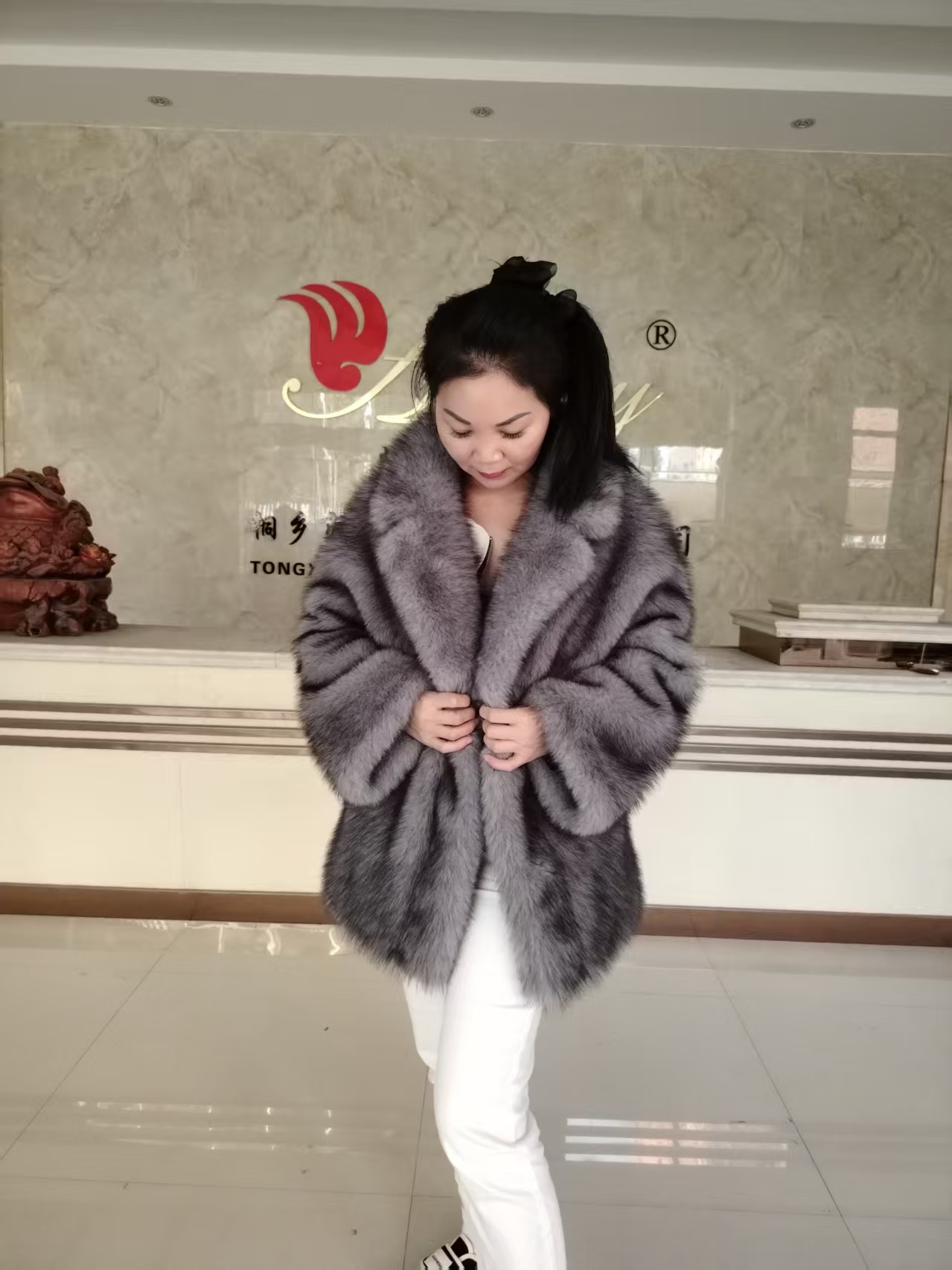 Chic High-End Tweed Overcoat Featuring a Sophisticated Faux-Pelt Finish Customize Your Style With Our Diverse Color Palette