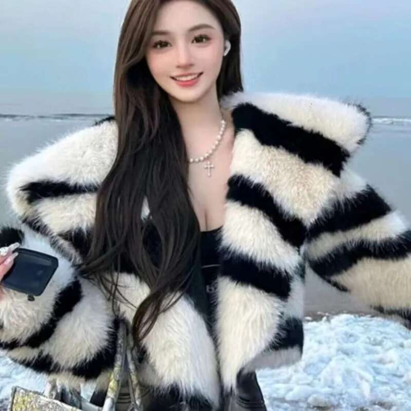 2025 Winter Fur Coat Zebra color Short Women's Jacket New Top Thickened Clothing