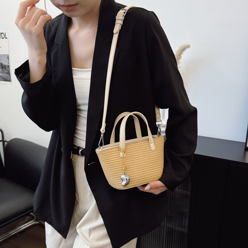 designer High-end Niche Bag for Women Summer 2025 New Fashion Versatile Crossbody Bag Internet Celebrity Versatile Handbag Bucke