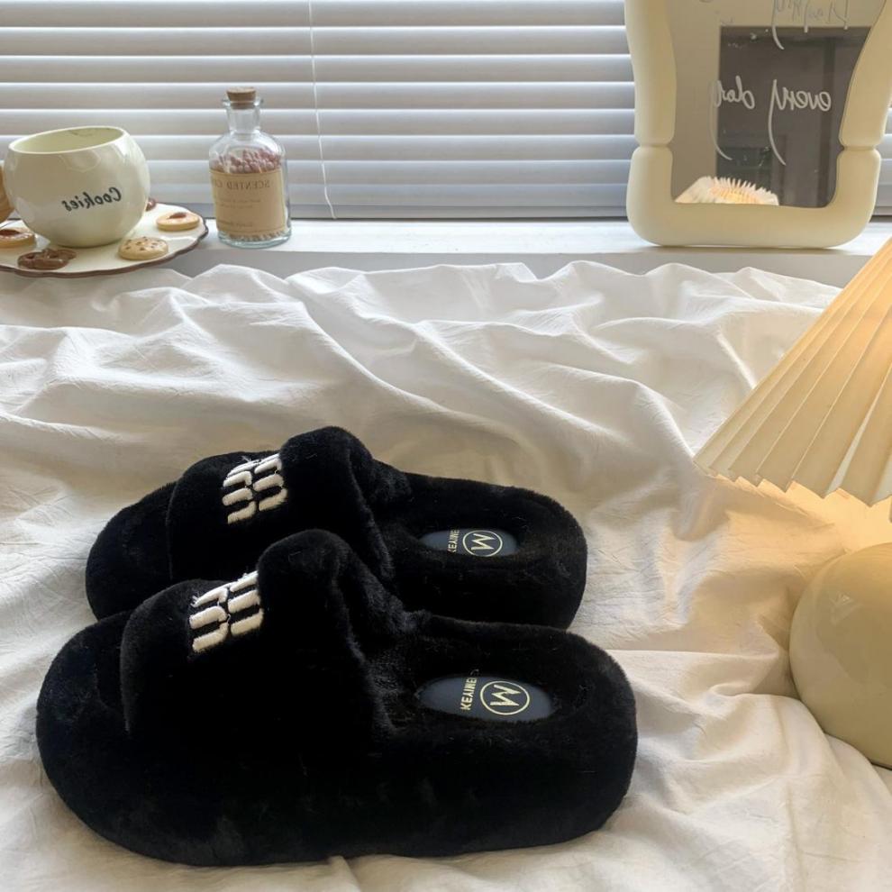 New Women Plush Lettered Chunky Slippers 2025 Fall Winter Indoor Outdoor Stylish Versatile Comfortable Cotton Slippers hot sale