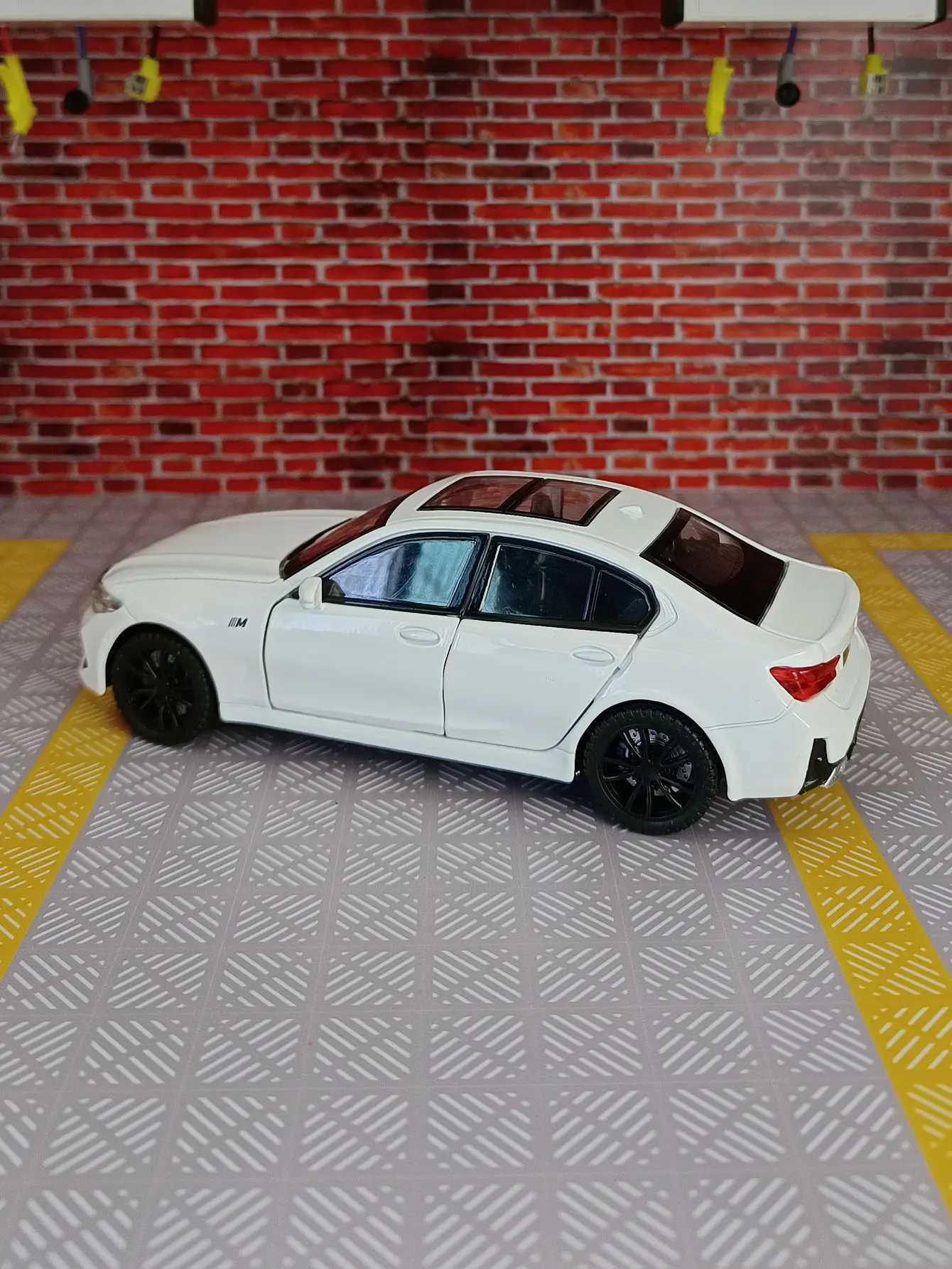 1 32 BMW 320i THE Alloy Car Model Diecast Metal Toy Vehicles Model Simation Sound and Light Collection Boy Kid Toy Gift C251106