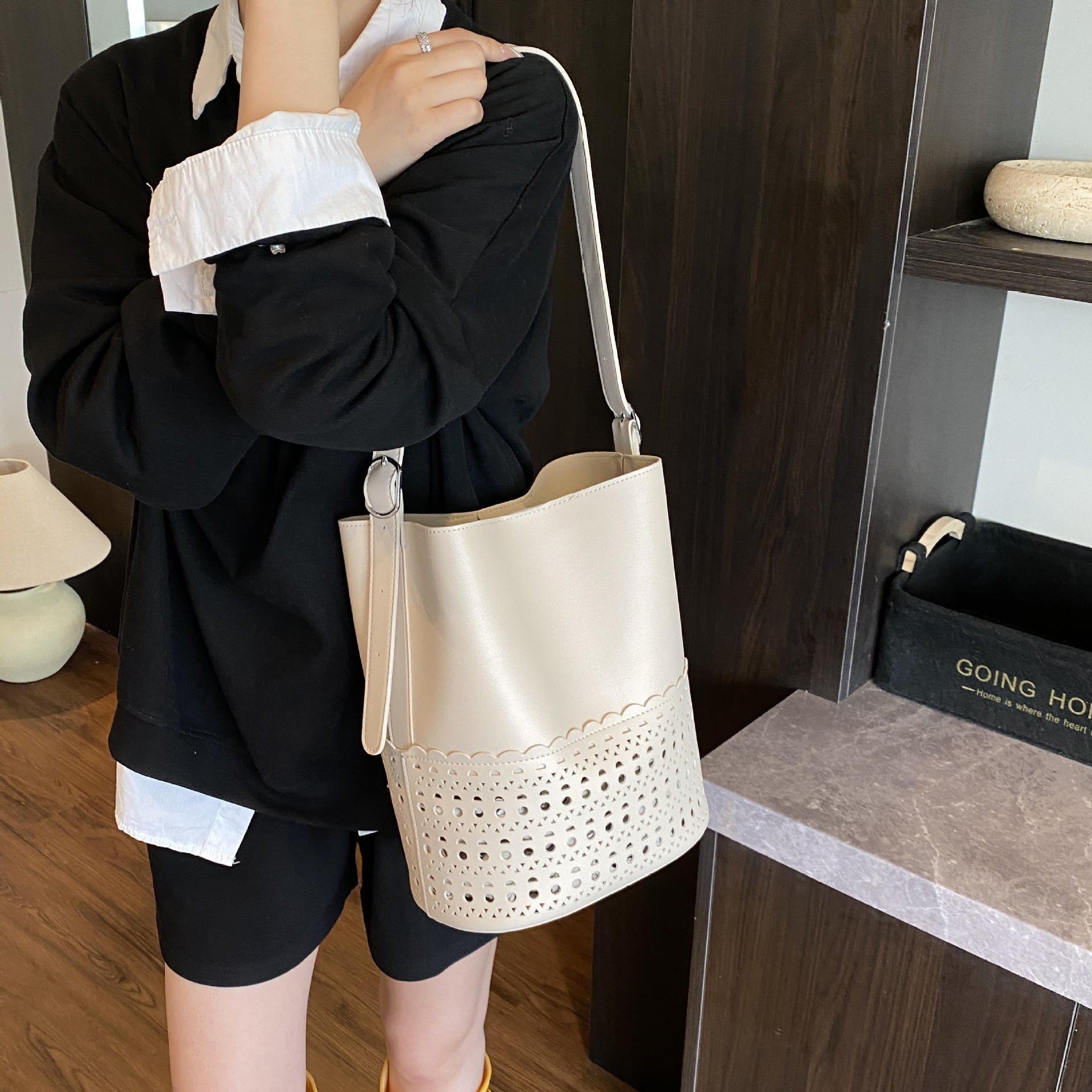 designer 2025 New High-End Hollow Large Capacity Tote Bag for Women, Bucket Bag, Commuter Shoulder Bag, Handheld Crossbod