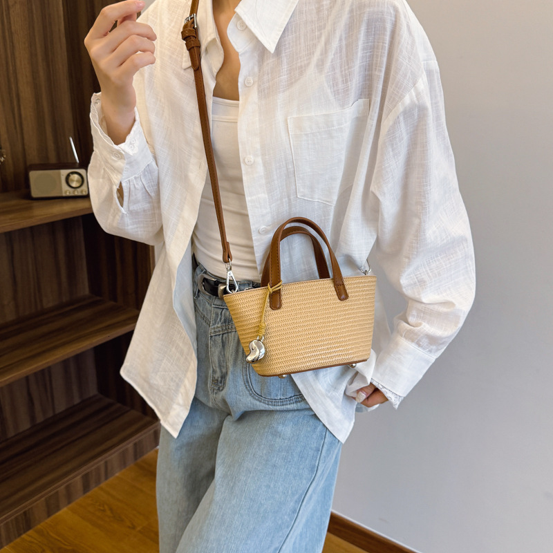 designer High-end Niche Bag for Women Summer 2025 New Fashion Versatile Crossbody Bag Internet Celebrity Versatile Handbag Bucke