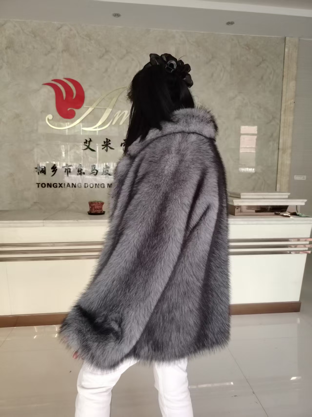 Chic High-End Tweed Overcoat Featuring a Sophisticated Faux-Pelt Finish Customize Your Style With Our Diverse Color Palette