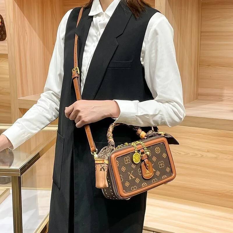 Brand Women's 2025 New Light Western Style High Quality Handbag Designer Casual Versatile Crossbody Bag