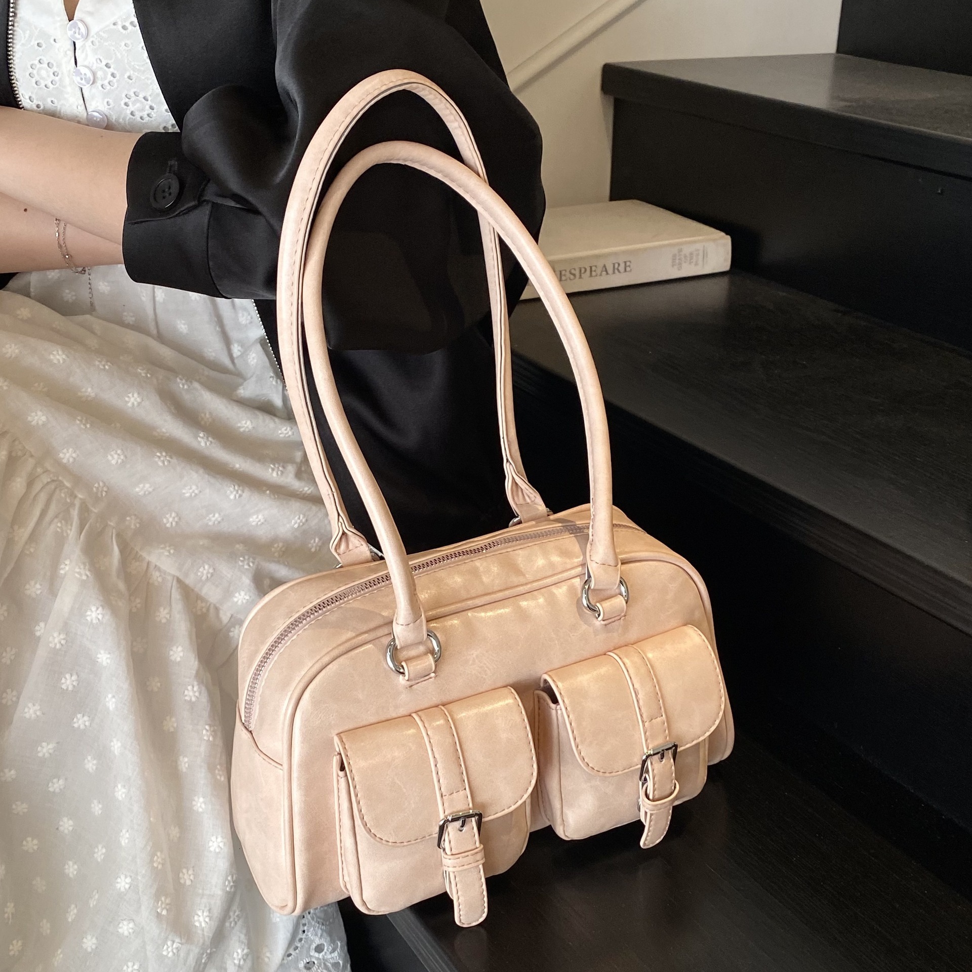 designer Vintage Commuter Large Capacity Multi-Pocket Bag for Women 2025 New Versatile Shoulder Underarm Bag Handheld B