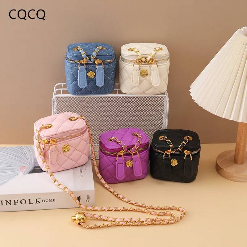 Lingge Embroidered Thread Women's New Popular Chain Crossbody Fashionable and Super Hot Small Square Bag