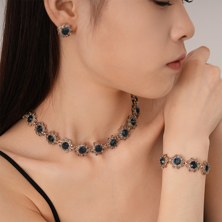 Vintage Light Luxury Circular Floral Shaped Choker Necklace with Rhinestones Elegant Niche European American Style Metal Textured Jewelry for Women