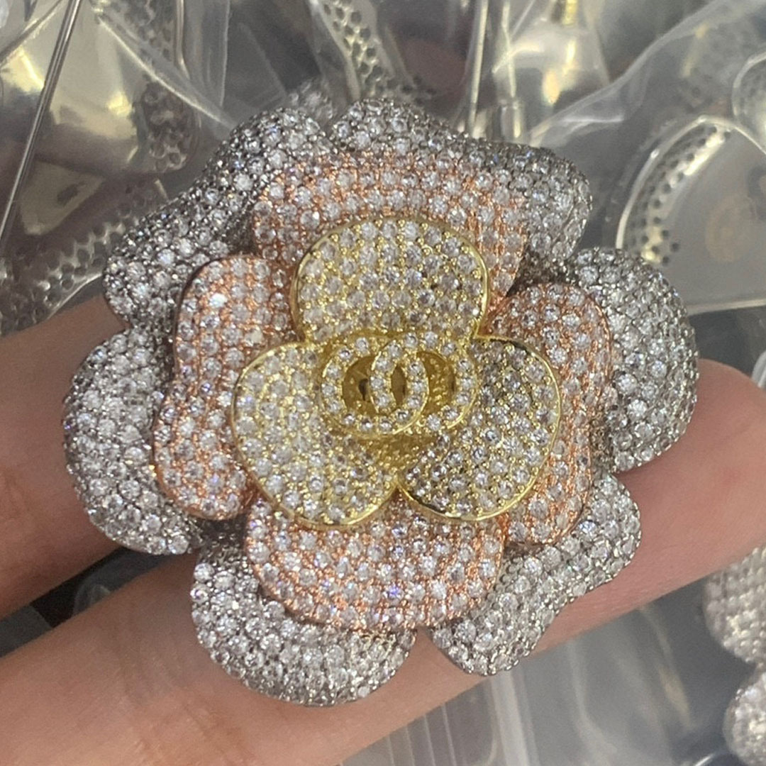 Flower Letters Brooch Luxury Sparkling Diamond Brooches Designer Fashion Suits Pins For Womens Ladies Party Dress Accessories Jewelry